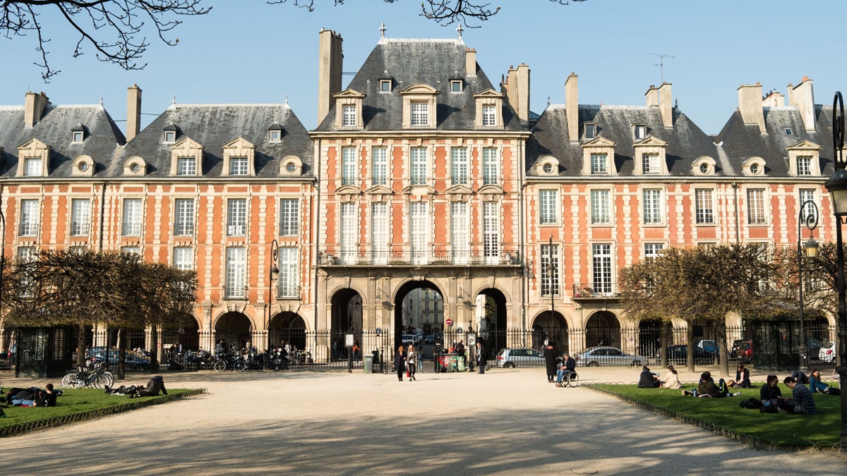 Essential Paris Le Marais place des Vosges