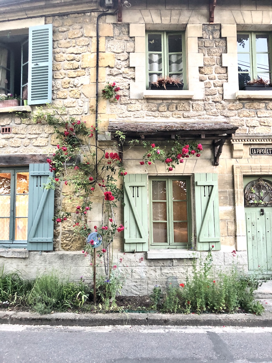 A picturesque façades of Auvers-Sur-Oise